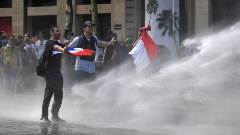 France : 161.000 personnes manifestent contre le pass sanitaire, incidents à Paris