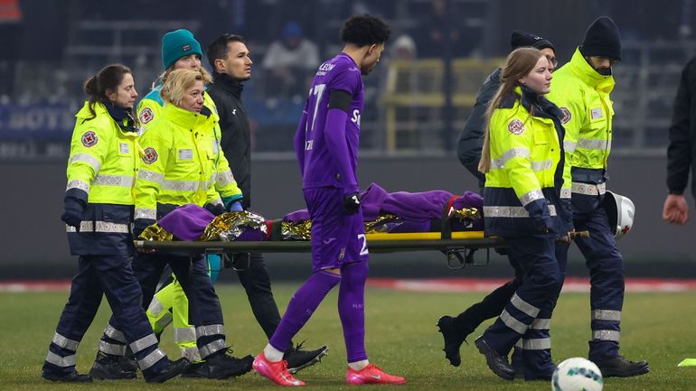 Inquiétude autour de Francis Amuzu : l’Anderlechtois transporté à l’hôpital avec des soupçons de 