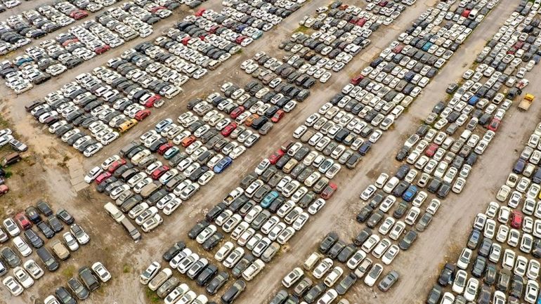 En Chine, un immense cimetière de voitures après les inondations de la mi-juillet