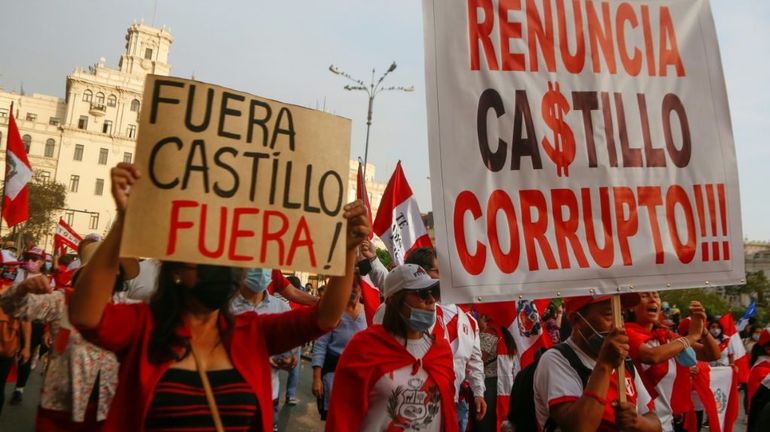 Pérou : des centaines de manifestants appellent à la démission du président Castillo