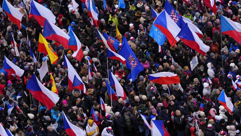 République tchèque : des milliers de manifestants contre le gouvernement et la pauvreté