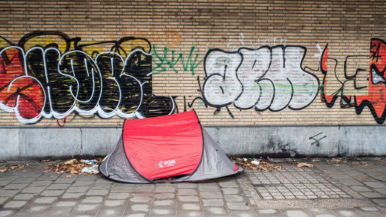 Des familles et des enfants contraints de dormir en rue ? La crise de l'accueil en Belgique franchit un nouveau cap