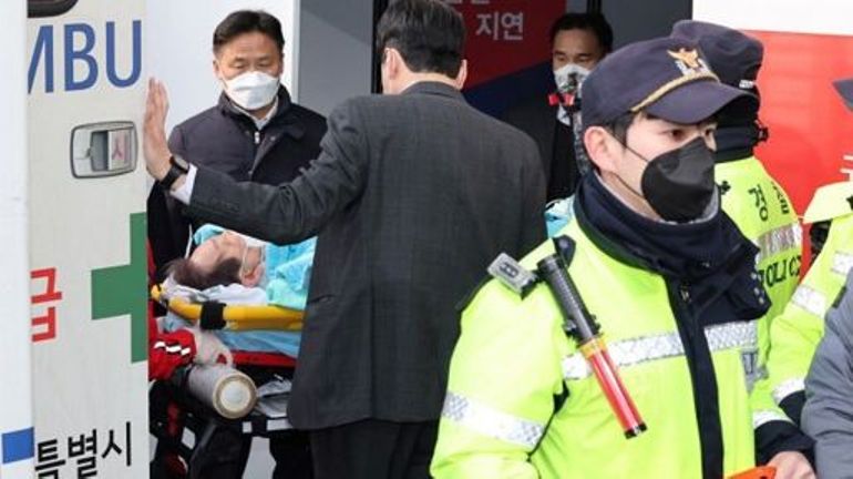 Agression du chef de l'opposition en Corée du Sud : l'agresseur voulait l'empêcher d'accéder au pouvoir, selon la police