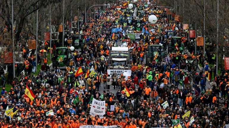 Espagne : 150.000 travailleurs du monde agricole manifestent contre la hausse des prix des carburants à Madrid