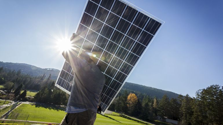Nouvelle tuile pour le photovoltaïque : les surtensions sur le réseau paralysent certaines installations