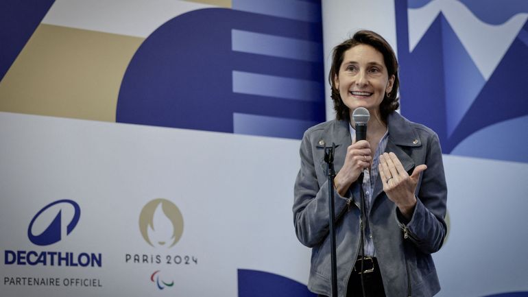 JO 2024 : la ministre française des Sports, Amélie Oudéa-Castéra, se baigne dans la Seine