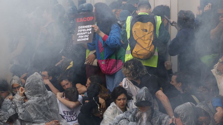 Paris : la police use de gaz lacrymogène pour déloger des manifestants qui voulaient perturber l'AG de TotalEnergies