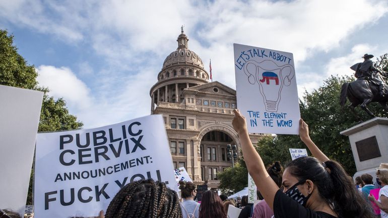 Un juge bloque temporairement une loi interdisant la majorité des avortements au Texas