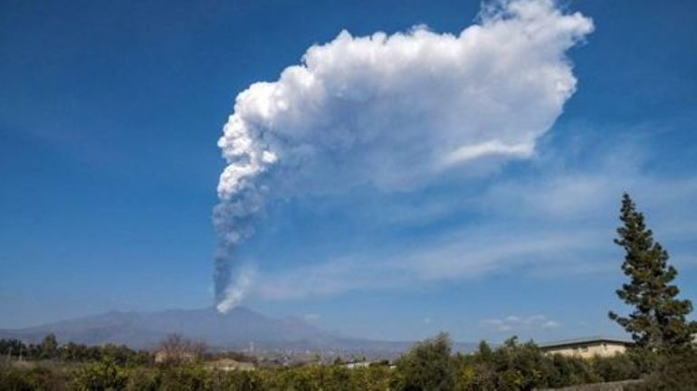 L'Etna crache des cendres, provoquant la fermeture de l'aéroport de Catane