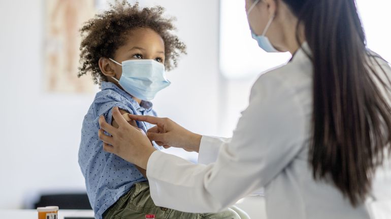 Coronavirus : Pfizer va tester un vaccin en trois doses pour les moins de 5 ans