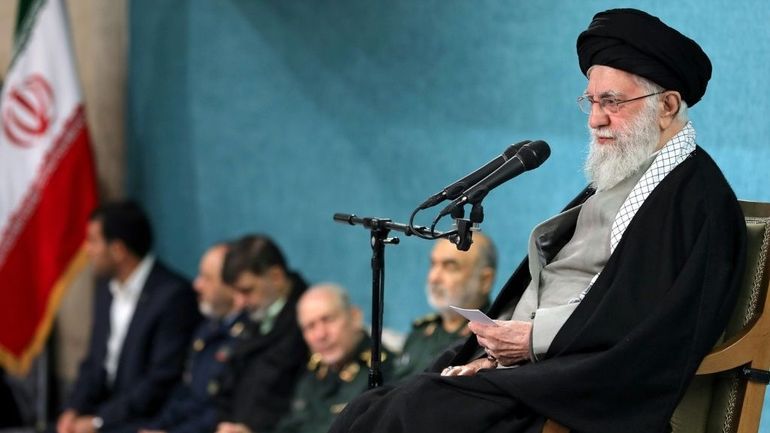 Iran : Khamenei fustige une politique 