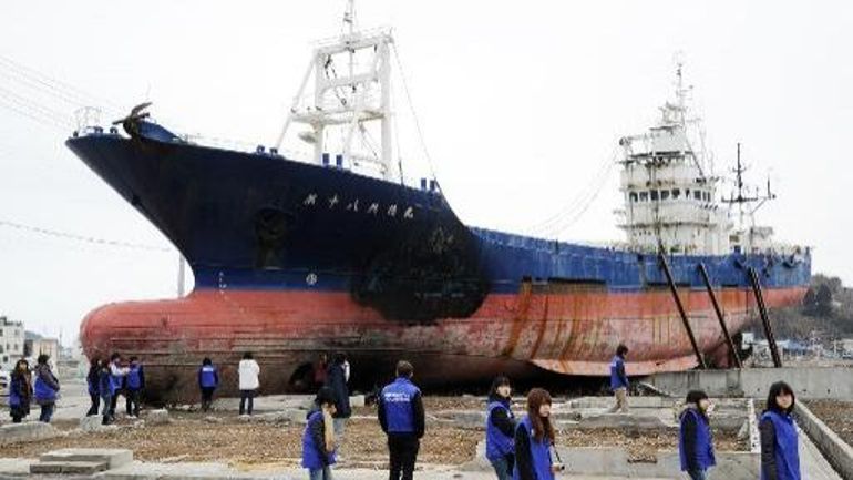 Le bateau de pêche Kyotoku Maru No. 18, échoué dans la ville portuaire de Kesennuma après le tsunami, photographié un an après la catastrophe le 8 mars 2012
