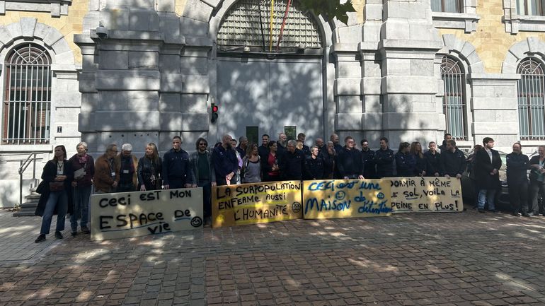 Des matelas devant la prison de Namur pour dénoncer la surpopulation carcérale