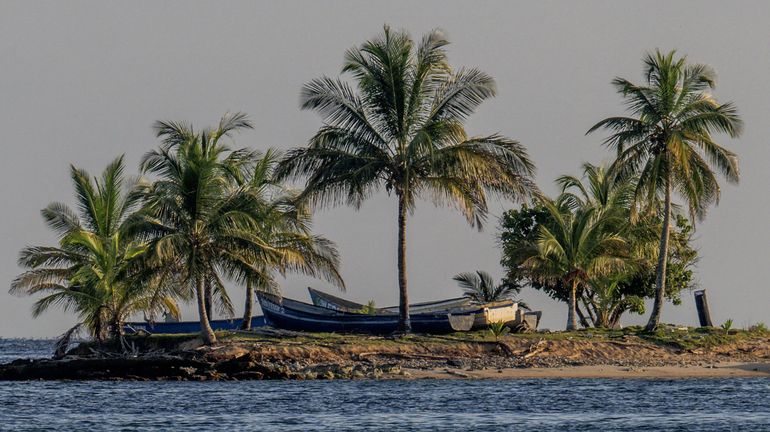 Panama : face à la montée des eaux, des indigènes abandonnent Carti Sugdupu, leur îlot des Caraïbes