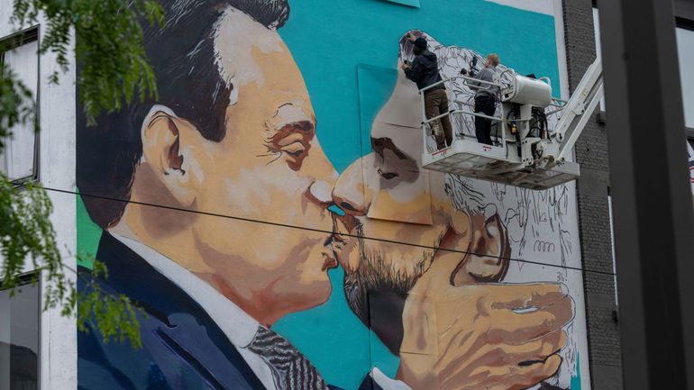 Le baiser de De Wever et Bouchez, après celui de Brejnev et Honecker : une fresque fait son apparition à Anvers
