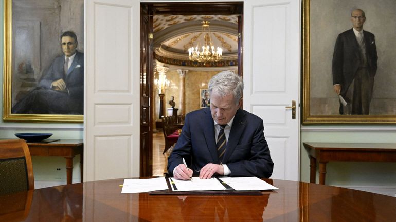 Le président finlandais Sauli Niinistö signe la loi marquant l'adhésion de son pays à l'Otan