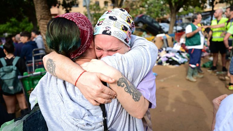 Inondations en Espagne : dans les quartiers dévastés, la solidarité s'organise