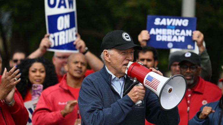 Elections aux USA : Joe Biden rejoint des ouvriers américains de l'automobile sur un piquet de grève à Detroit