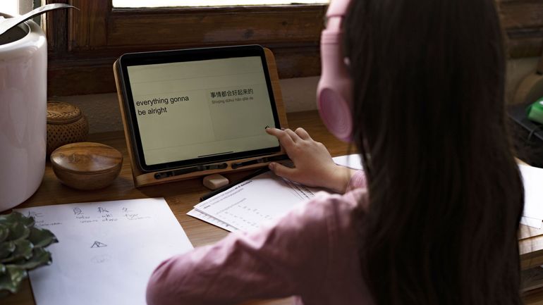 Remplacés par l'intelligence artificielle ? Comment les traducteurs réinventent leur avenir