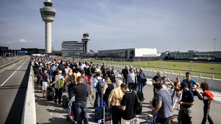 Files d'attente : l'aéroport d'Amsterdam prolonge l'indemnisation des passagers lésés