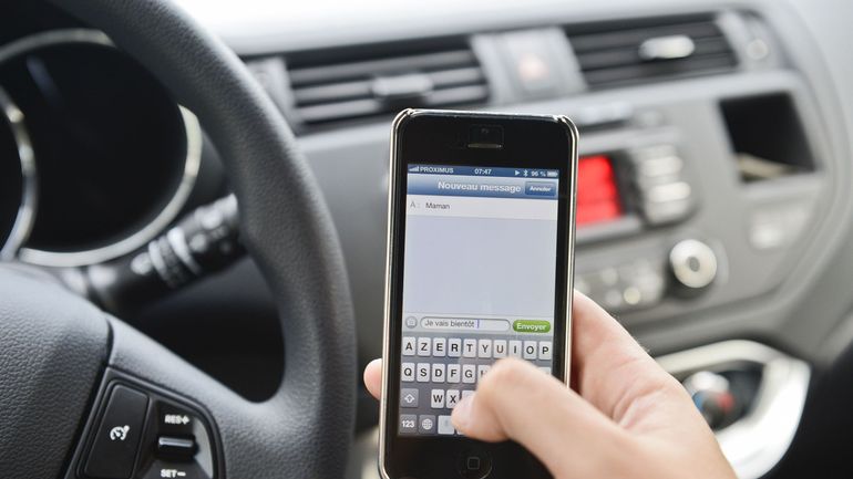 Près d'un Wallon sur deux utilise son téléphone au volant, selon une étude de l'Agence wallonne pour la sécurité routière