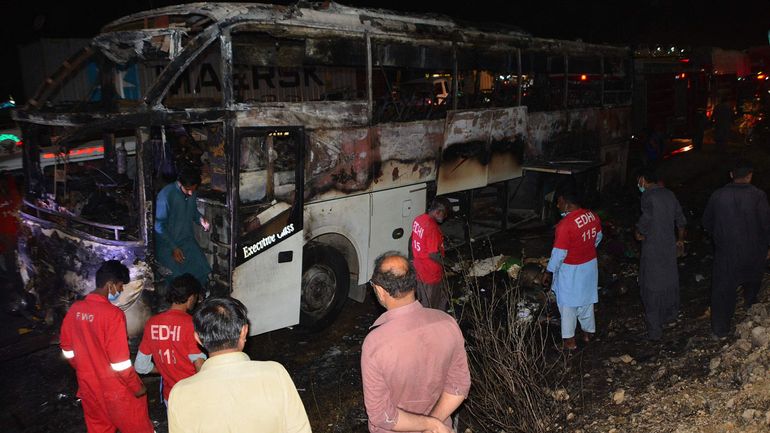 Pakistan : 18 personnes, déplacées à cause des inondations, périssent dans l'incendie d'un bus