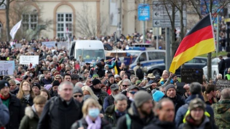 Des milliers de manifestants dans les villes allemandes opposés aux nouvelles restrictions