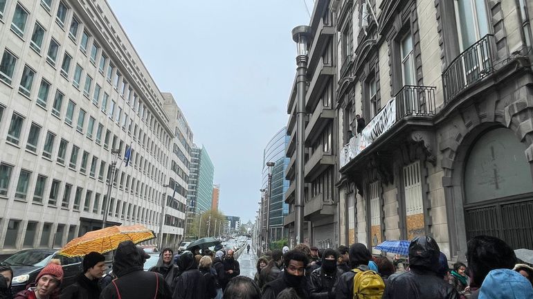 Des demandeurs d'asile occupent un nouveau bâtiment à Bruxelles, rue de la Loi, à côté du siège du CD&V
