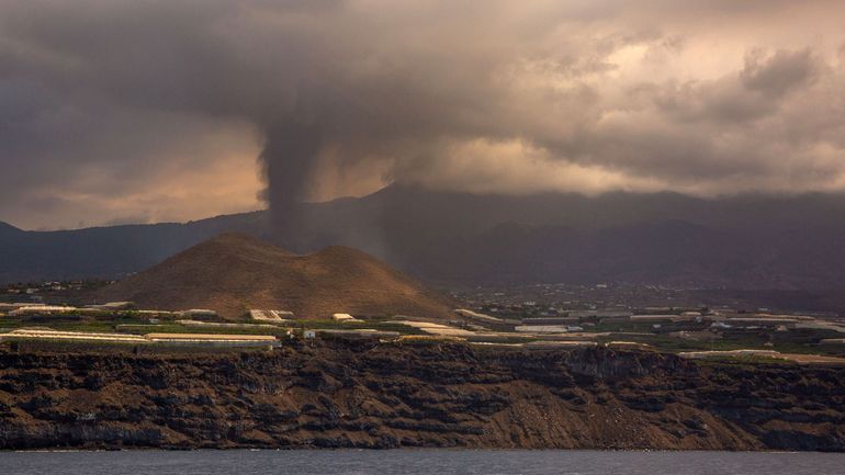 Eruption volcanique aux Canaries : les avions cloués au sol sur l'île de La Palma
