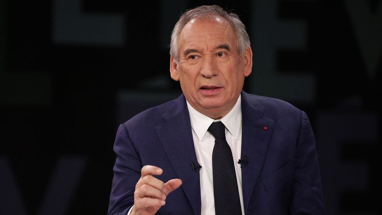 Xavier Bertrand, Darmanin, Retailleau, Rebsamen, des macronistes et des ex-socialistes : l'impossible casting de François Bayrou