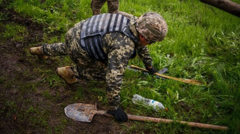 Guerre en Ukraine : des soldats creuseurs de tranchées visés par des frappes russes