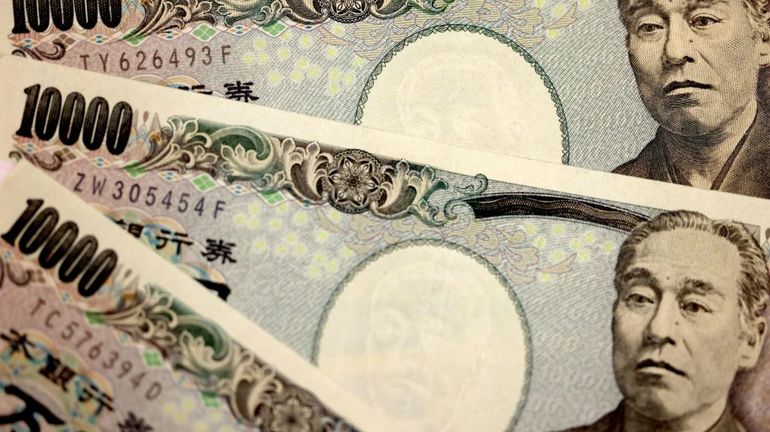 Le yen tombe à son plus bas niveau face au dollar depuis 20 ans
