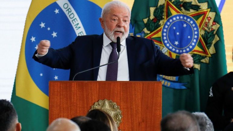 Brésil : Lula signe un décret pour limiter l'accès aux armes