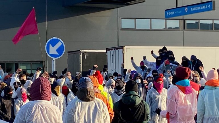 Le dépôt Ali Baba à l'aéroport de Liège toujours bloqué par les activistes de Code Rouge, une septantaine d'arrestations judiciaires cette nuit
