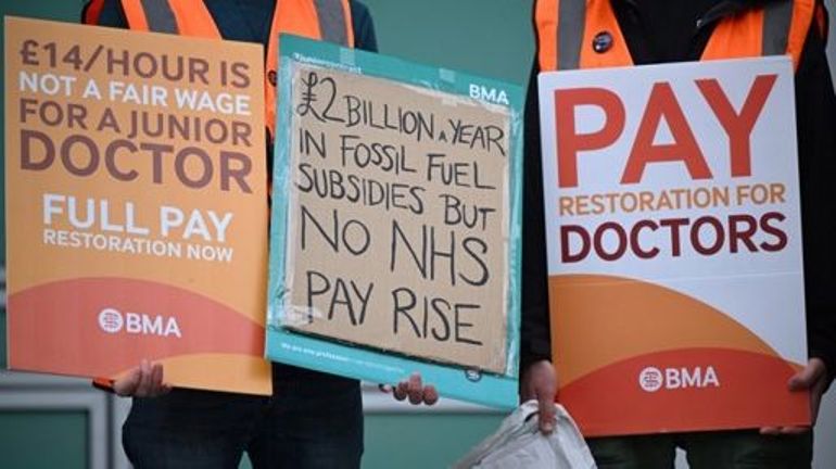 Royaume-Uni : les médecins anglais commencent la plus longue grève de l'histoire du système de santé