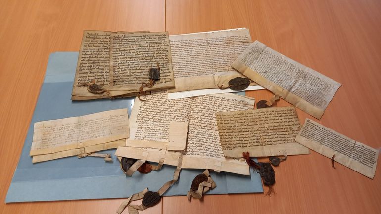 Les Archives de l'État récupèrent plusieurs chartes médiévales mises aux enchères