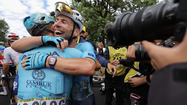 Gérard Bulens et Mark Cavendish : la tradition du bisou sur le front avec un "chouette gars qui peut parfois péter un plomb"