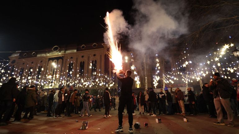 En Géorgie, des milliers de manifestants pro-UE fêtent le Nouvel An devant le parlement