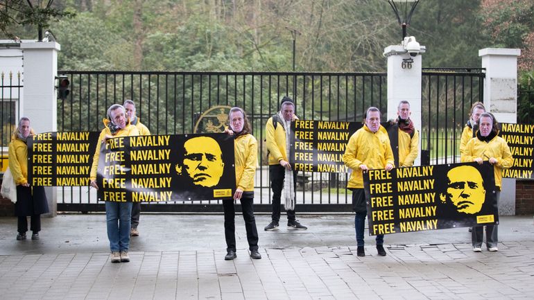 Bruxelles : un an après l'arrestation de Navalny, Amnesty mène une action devant l'ambassade de Russie