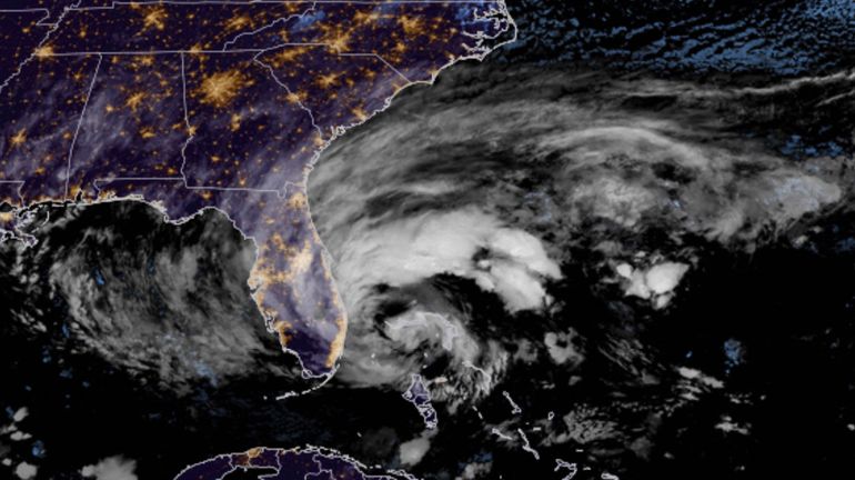 L'ouragan Nicole touche terre en Floride, annoncent les météorologues américains
