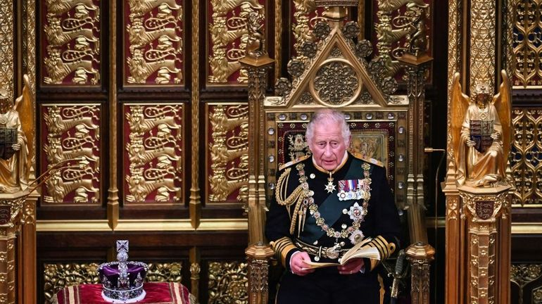 Le prince Charles solennel et appliqué pour son premier discours du trône, à 73 ans