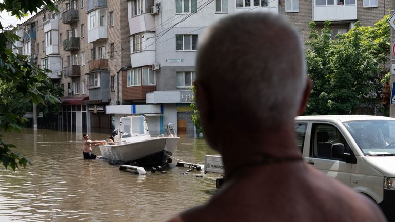 Guerre en Ukraine : des morts suite à un bombardement russe sur Kherson, touchée par les inondations