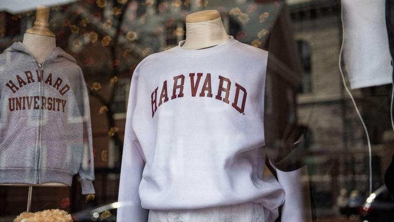 Harvard : la Maison Blanche annonce supprimer les contrats fédéraux avec l'Université déjà sous pression