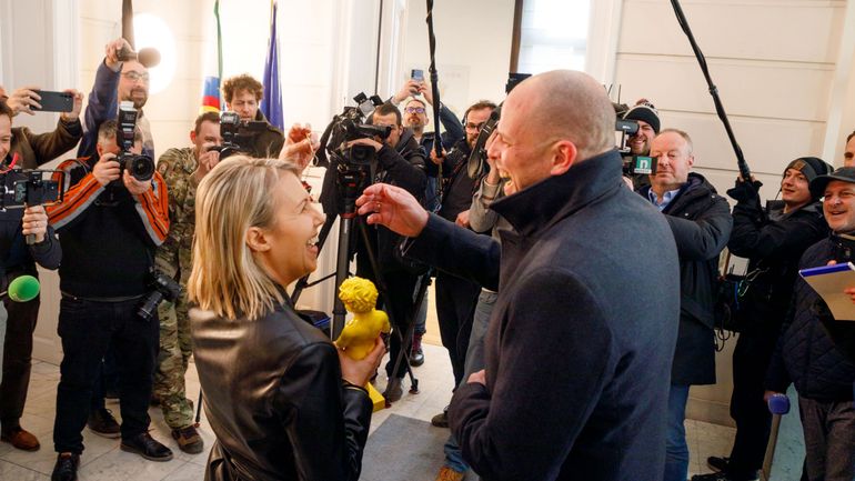 Un porte-clef basket pour Francken et un Manneken Pis pour Dedonder : passation de pouvoir très symbolique au ministère de la Défense