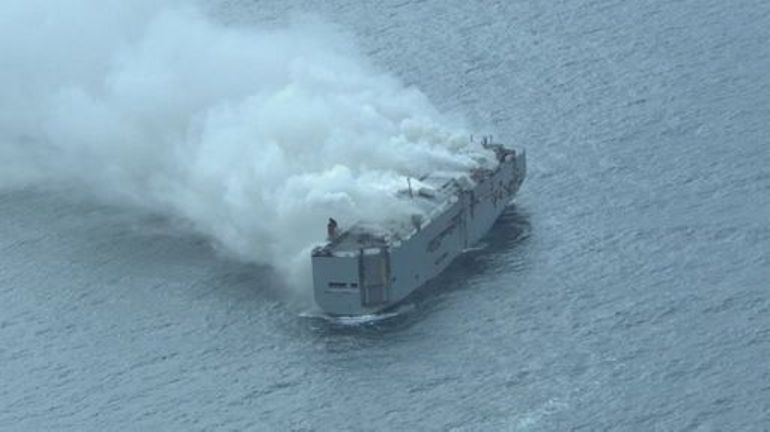 Cargo en feu au large des Pays-Bas : le bateau transportait près de 500 véhicules électriques