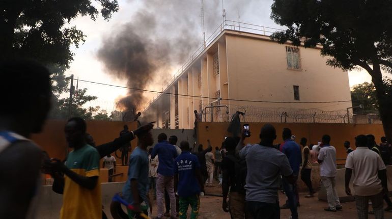 Coup d'Etat au Burkina : tirs de gaz lacrymogènes de l'intérieur de l'ambassade de France