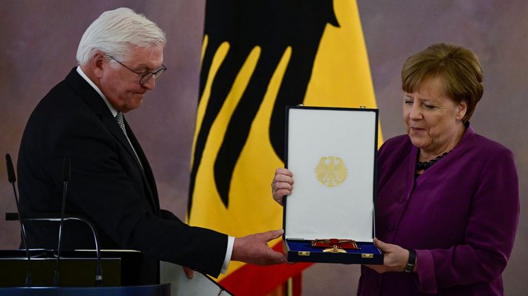 Angela Merkel décorée de la plus haute distinction allemande malgré un bilan critiqué