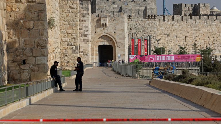 Jérusalem : un Palestinien blesse deux personnes avec un couteau, selon la police israélienne