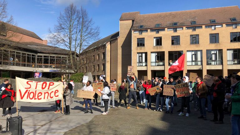 Une soixantaine d'étudiants et membres académiques manifestent contre les agressions sexistes à l'UCLouvain