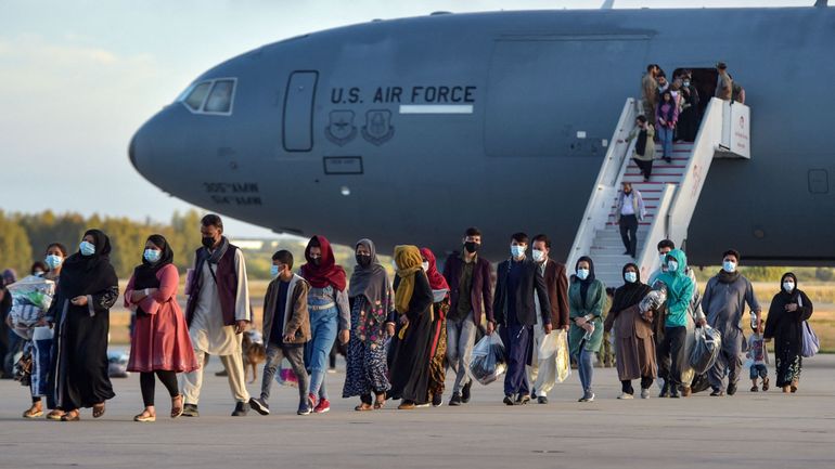 Talibans et évacuations : plus de 20.000 Afghans attendent, depuis l'Europe, leur transfert vers les USA